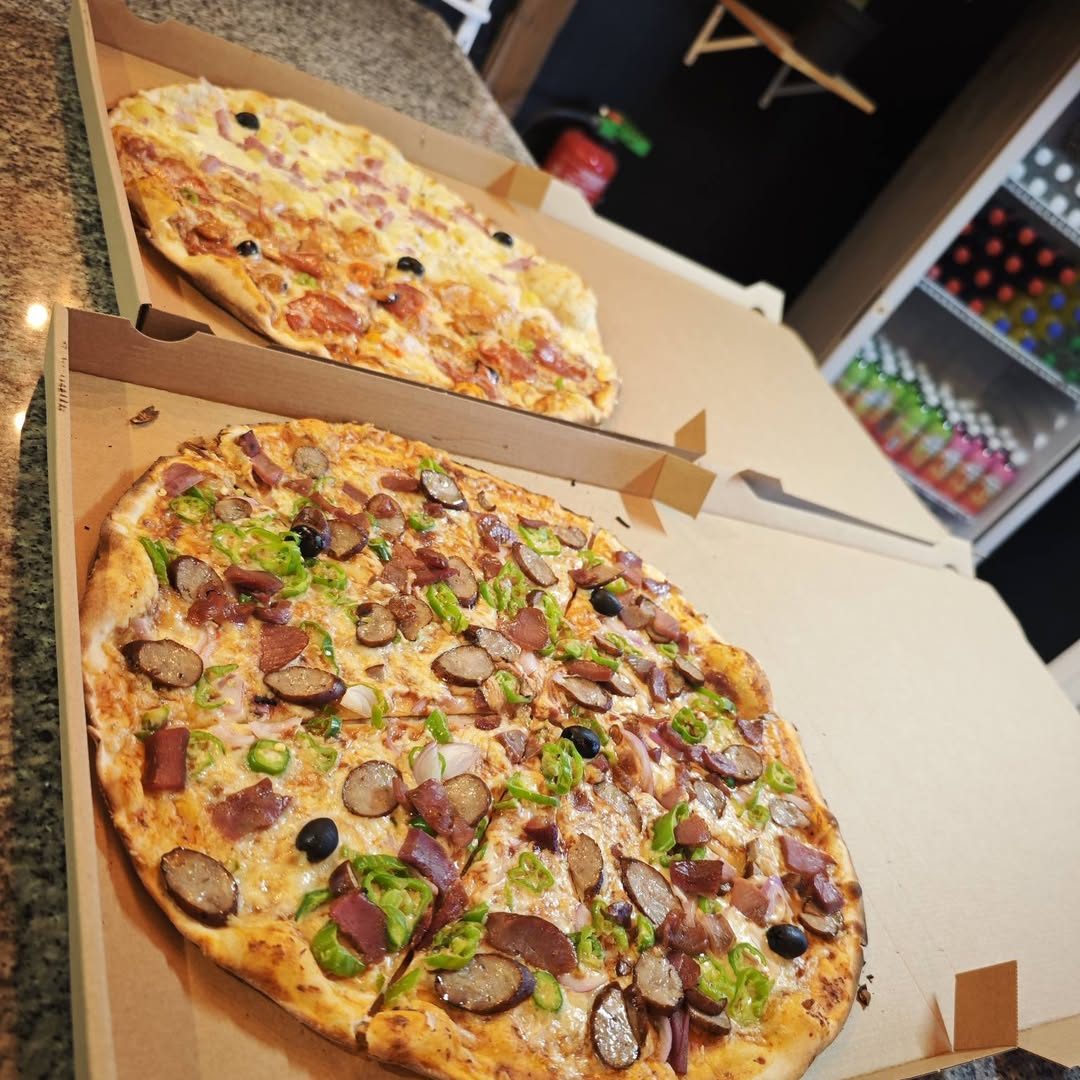 Deux pizzas sorties du four, prêtes à emporter